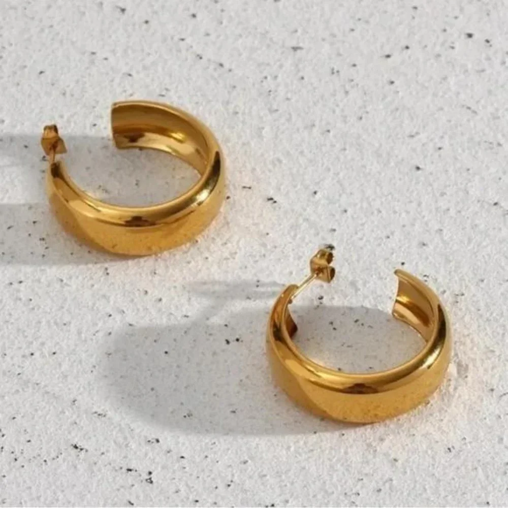NEW ELEGANT 18K GOLD WIDE HOOP EARRINGS, NICE EARRINGS, CUTE EARRINGS - Picture 5 of 6